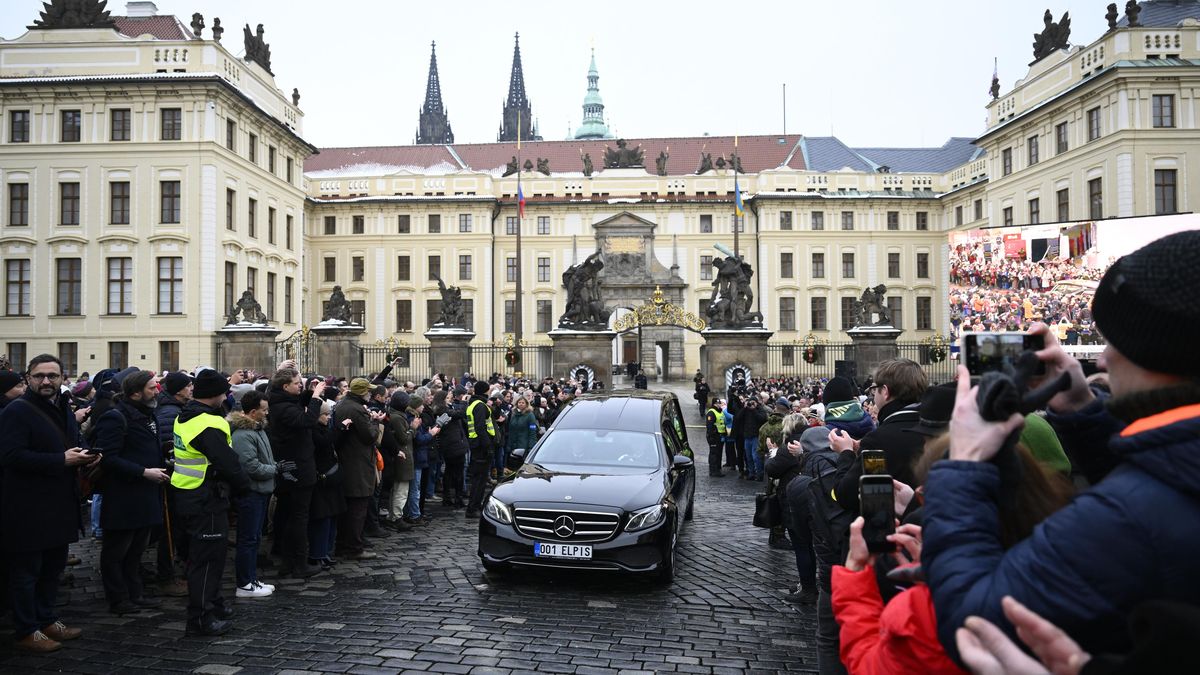 Lidé se loučili se Schwarzenbergem na Hradčanském náměstí